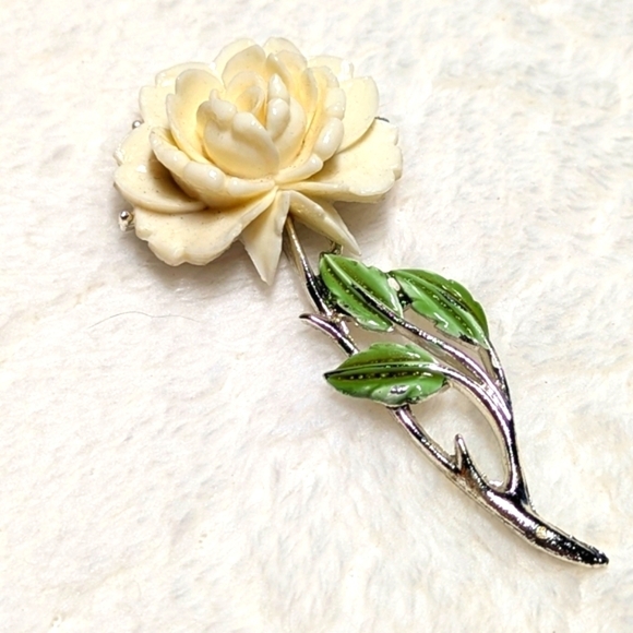Jonnette Jones Jewelry - Vintage JJ Jonette Ivory Colored Rose Brooche with Silvertone Stem.